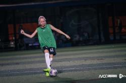 国家体育女子足球队备战决赛，备受关注并声援