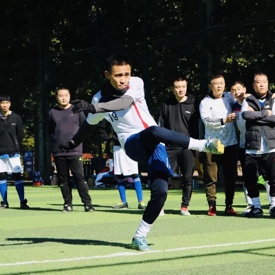 国际友谊赛上献计献策，赢得掌声