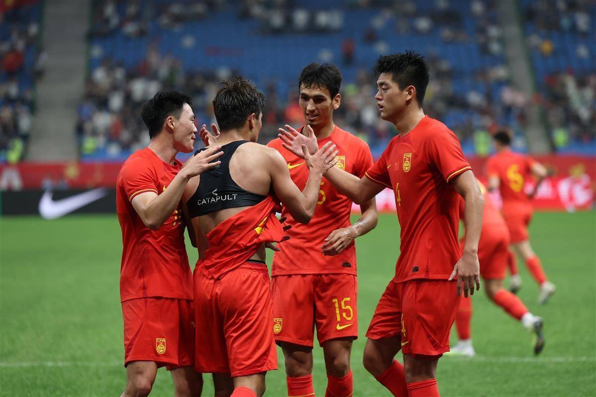 中国队在亚洲杯赛场上实现胜利继续前行的简单介绍